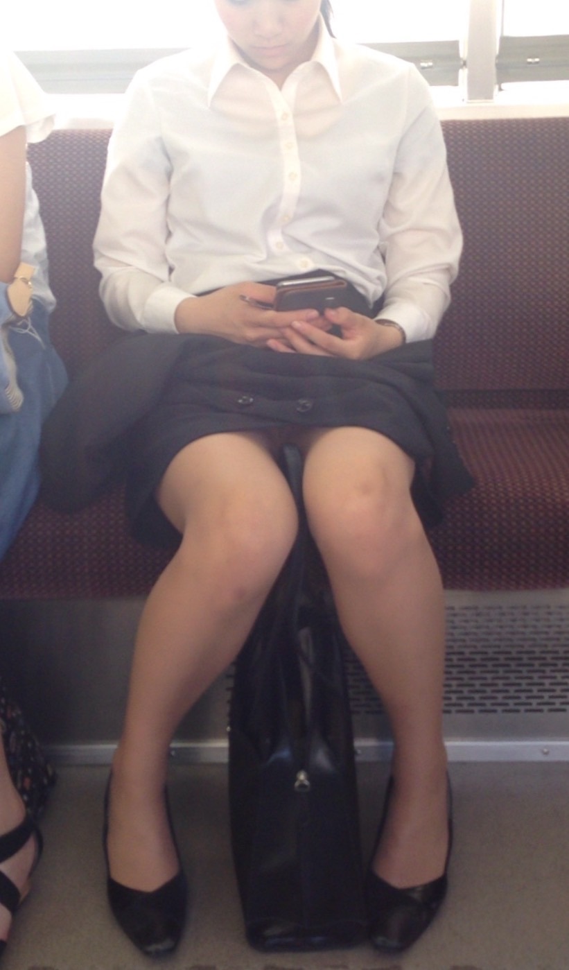 電車で対面に座るOLさんのタイトスカートの中が見たいwww