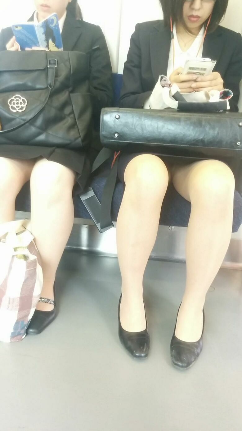 電車で対面に座るリクルートスーツの就活生が気になるwww
