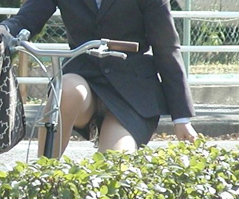スーツのOLさんがタイトスカートで自転車パンチラしてるwww
