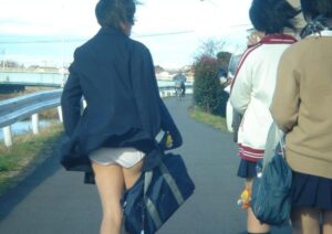 女子校生のスカートをめくってくれる風パンチラに感謝www