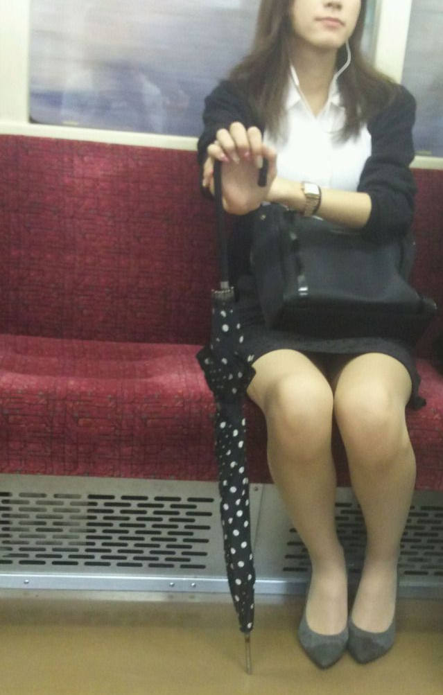 電車の対面に座るOLのスカートの中…何度もチラ見してしまうwww