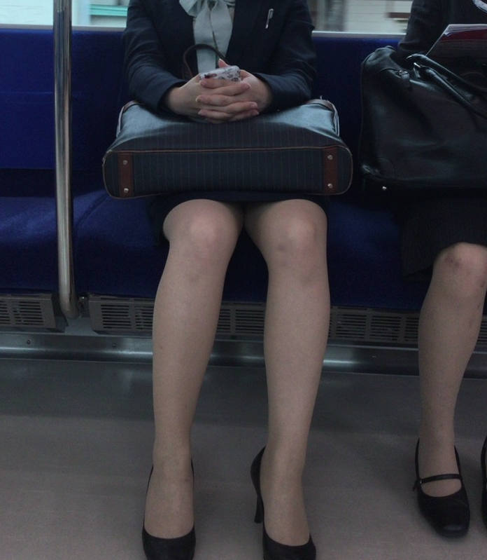 電車の対面に座るOLのスカートの中…何度もチラ見してしまうwww